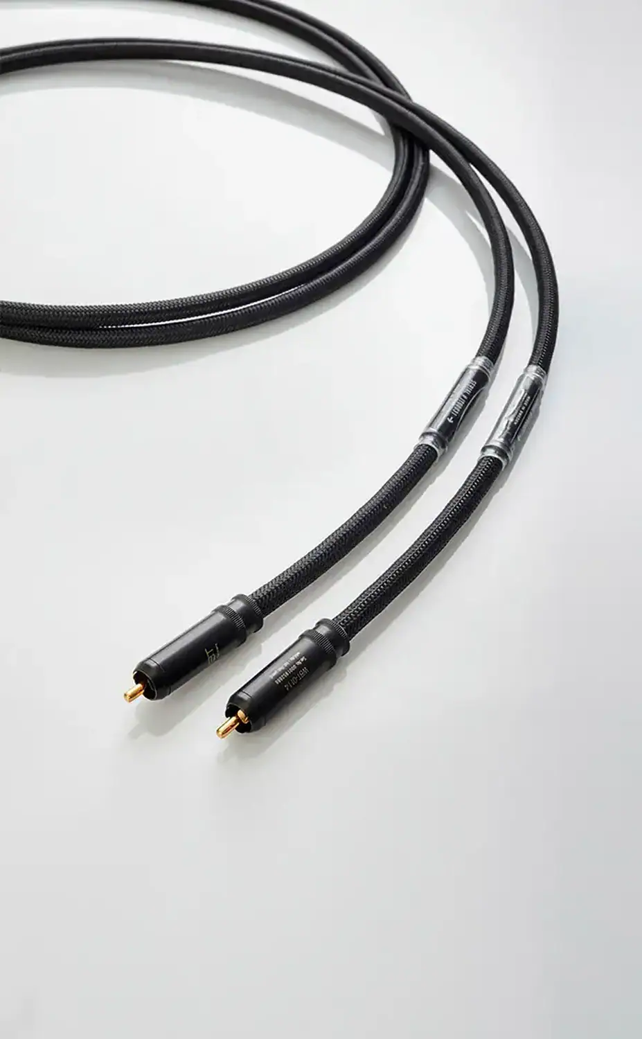 Jorma câble modulation RCA Trinity connecteurs à plat et parallèles sur une surface claire