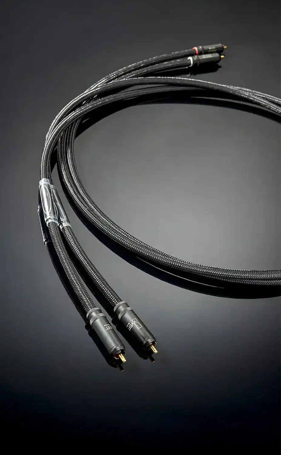 Jorma câble modulation RCA Trinity câbles enroulés sur une surface noire