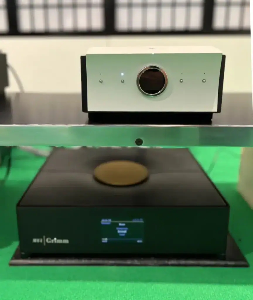 Le DAC Tambaqui (et le serveur audio Grimm Audio MU1) sur le stand Mola-Mola