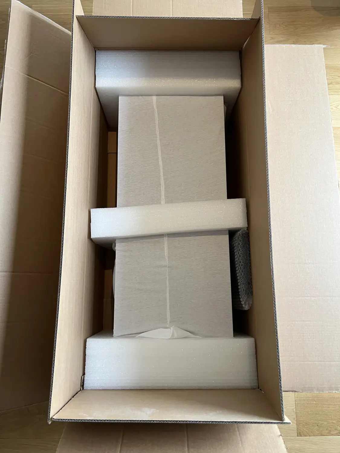 Marten Oscar Trio déballage dans le carton avec les protections en mousse