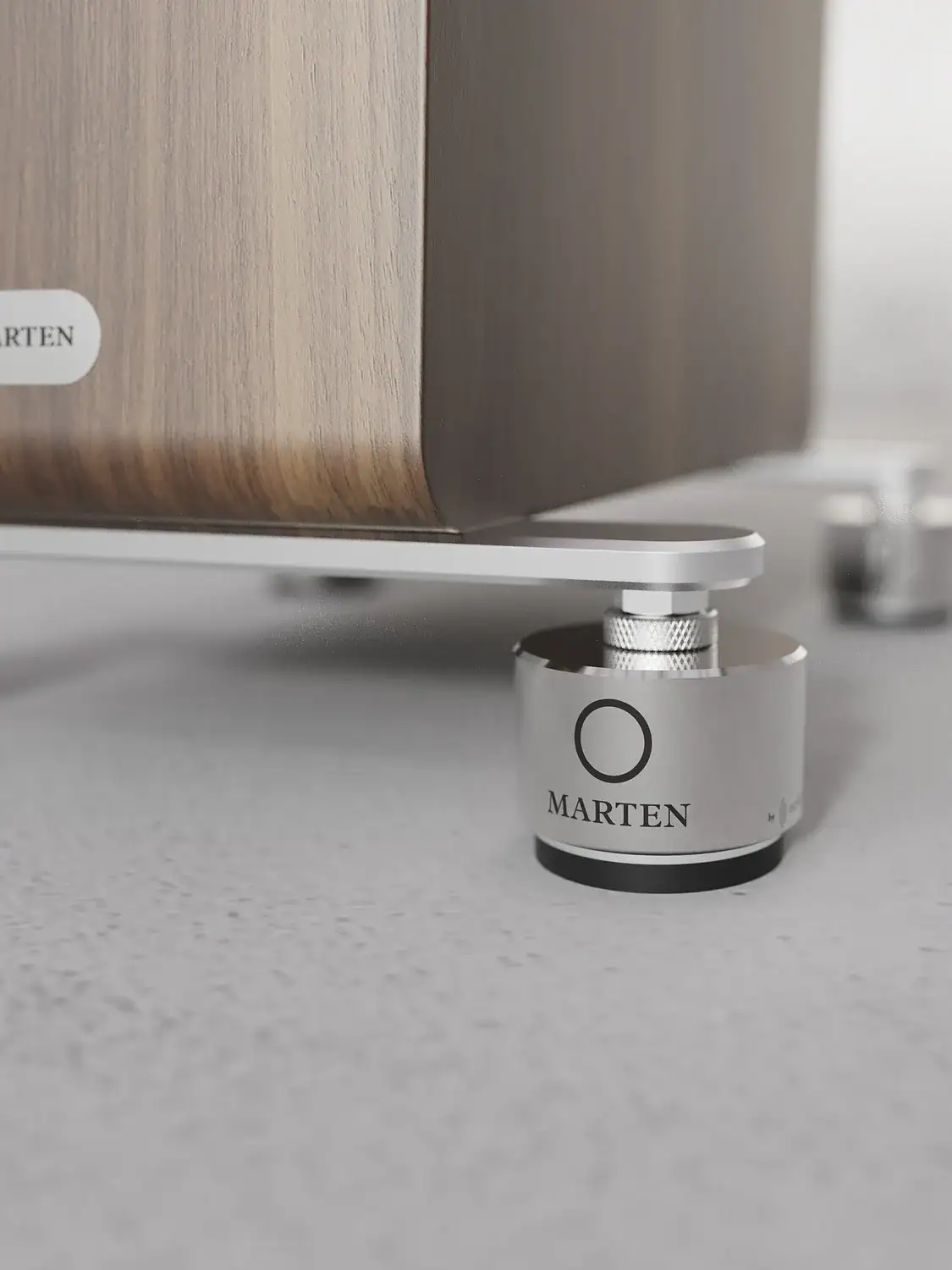 Marten Oscar Trio détail des pieds optionnels Iso Acoustics