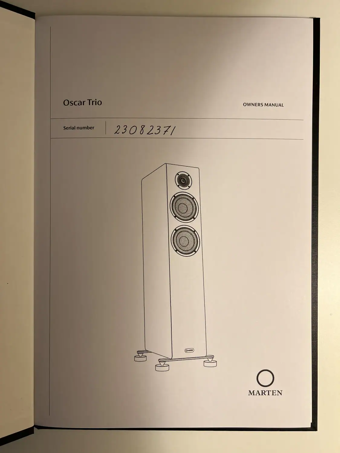 Marten Oscar Trio détail d'une page du livret avec le numéro de série de l'enceinte