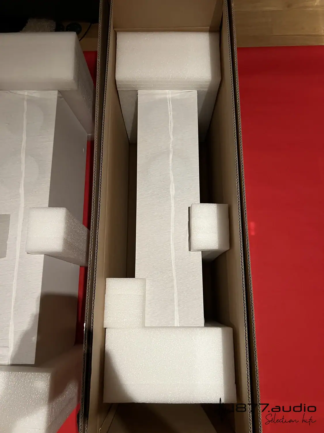 Marten Parker Trio déballage du carton sur le tapis rouge