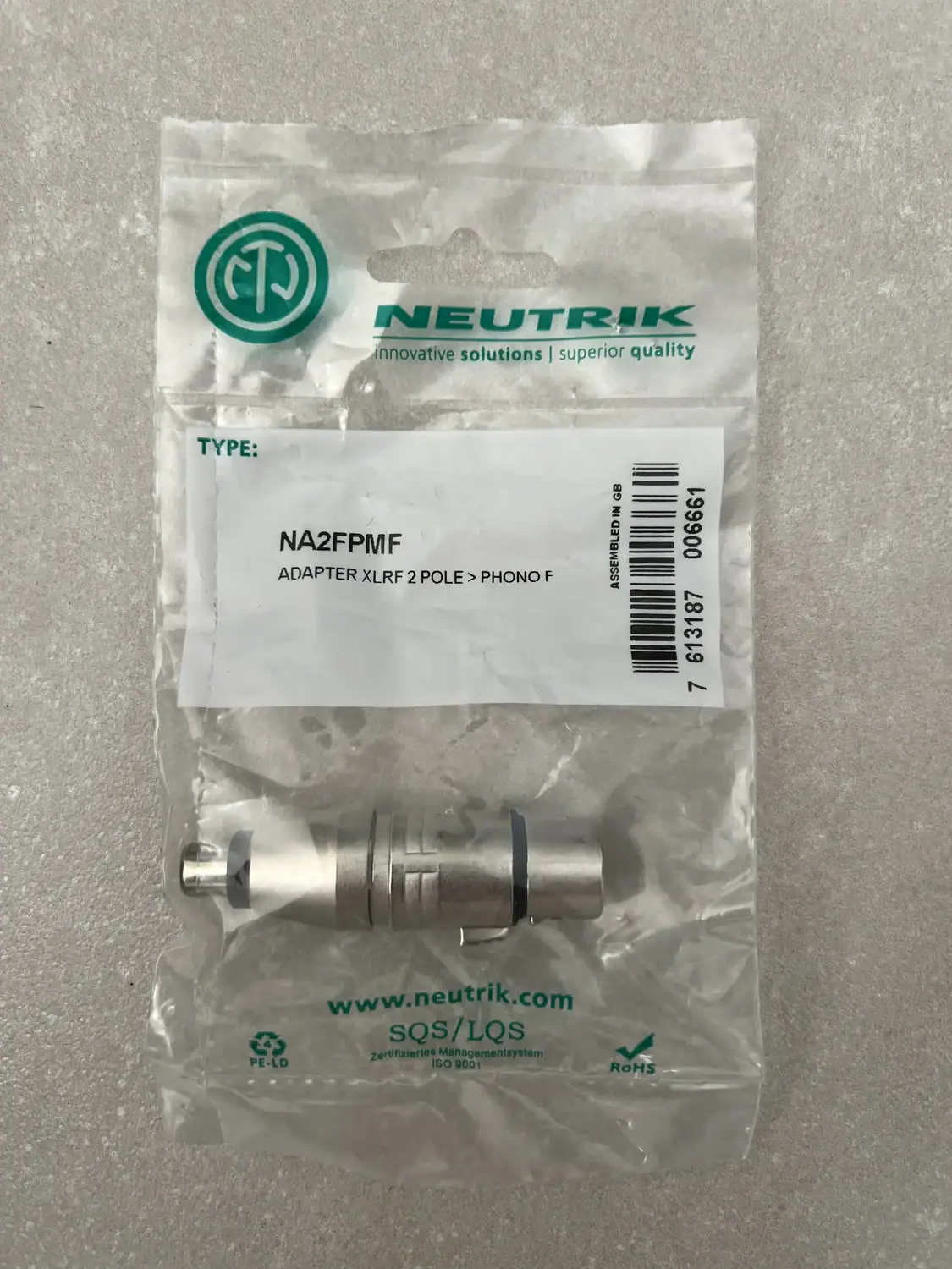 Zoom sur la pochette qui protège les adaptateurs RCA vers XLR du Mola-Mola Tambaqui