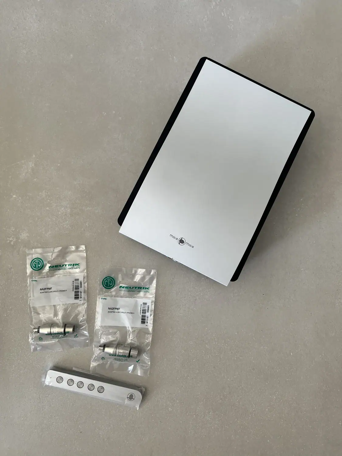 Mola-Mola Tambaqui et ses adaptateurs RCA vers XLR livrés de série