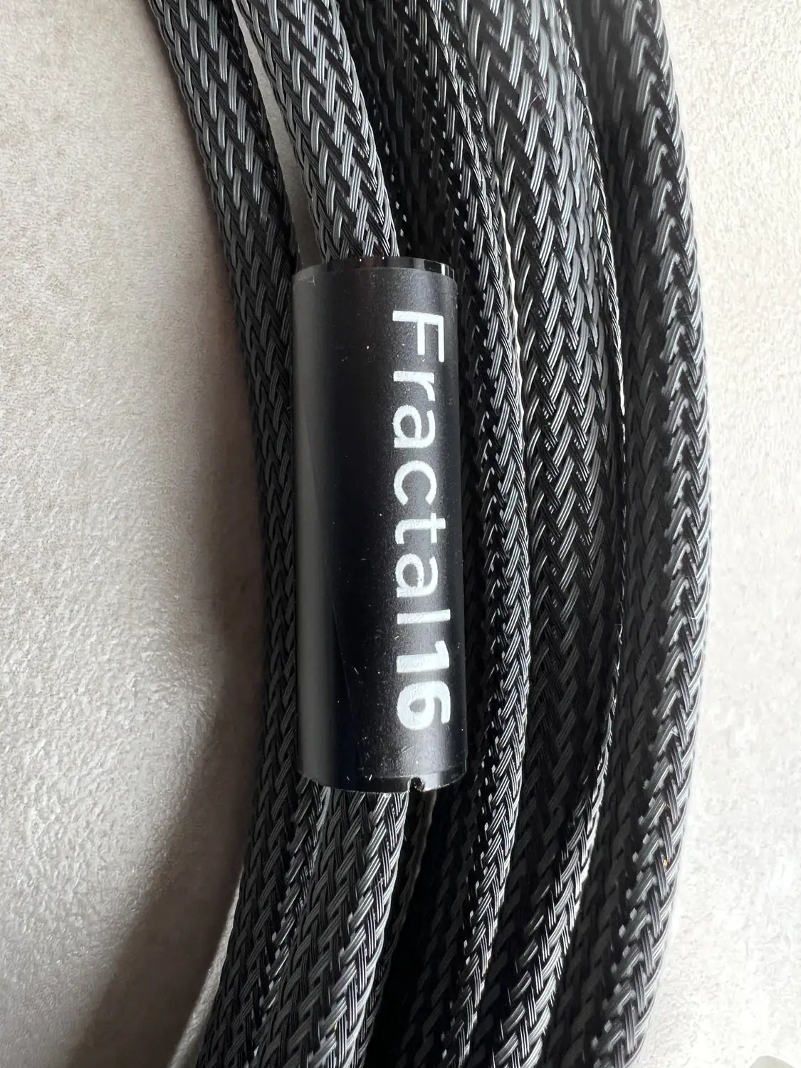 Zoom sur la bague d'identification du câble Neodio Fractal 16-I en version XLR