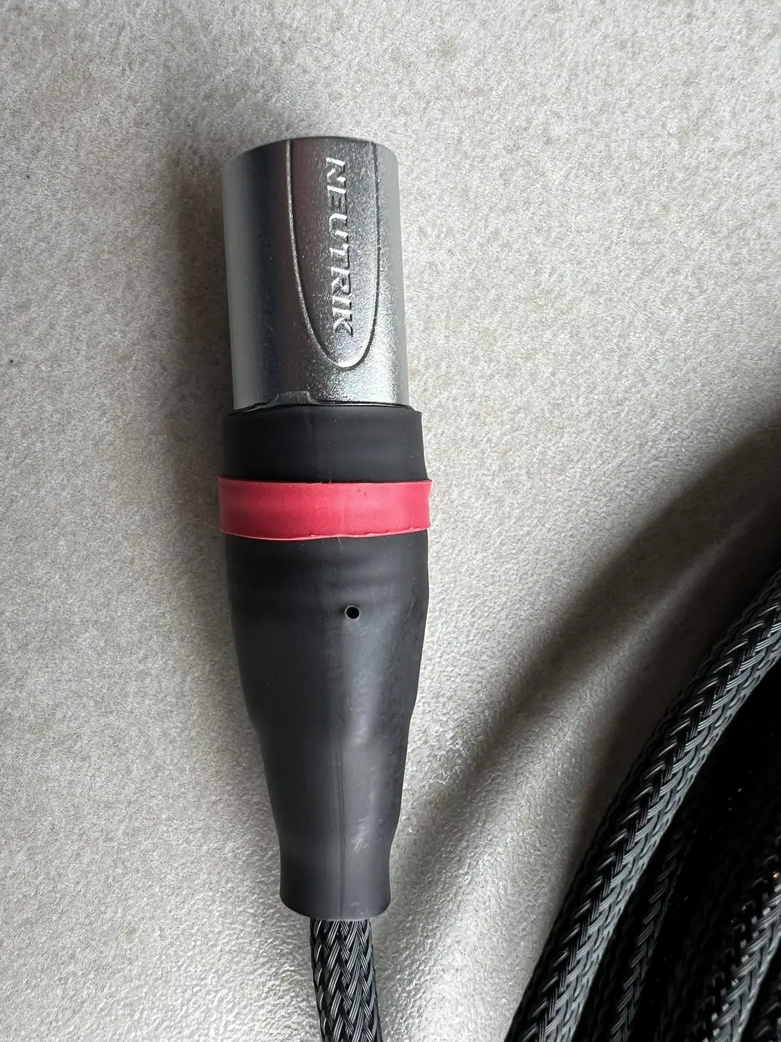 Zoom sur le connecteur Neutrik du câble Neodio Fractal 16-I en version XLR