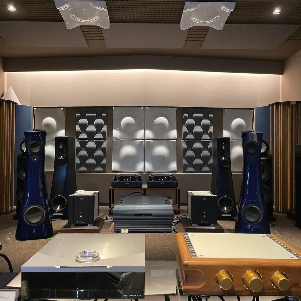 Playback Designs SPA-8 en situation dans une salle d'écoute