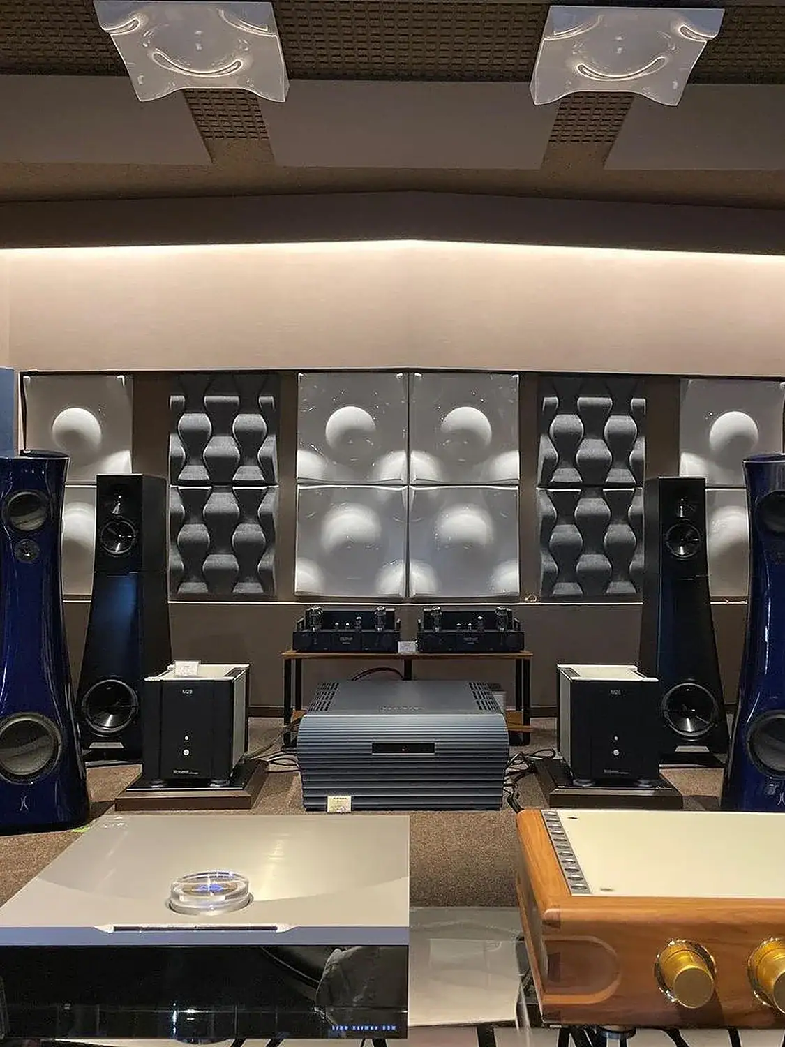 Playback Designs SPA-8 en situation dans une salle d'écoute