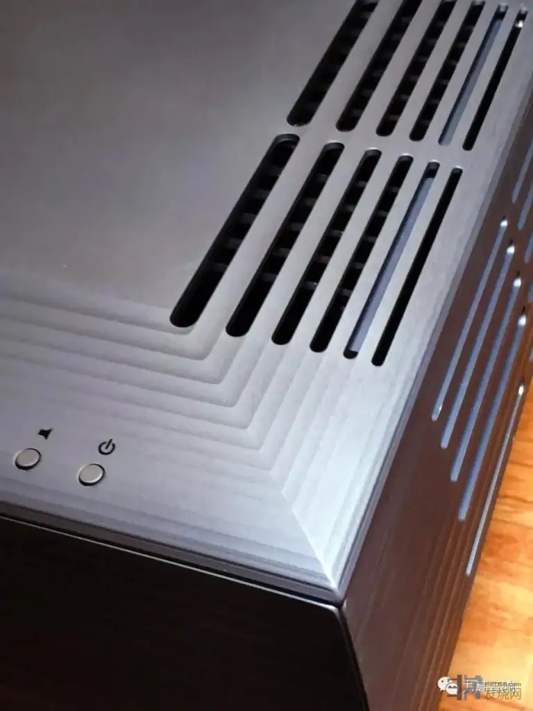 Playback Designs SPA-8 détail sur la grille d'aération