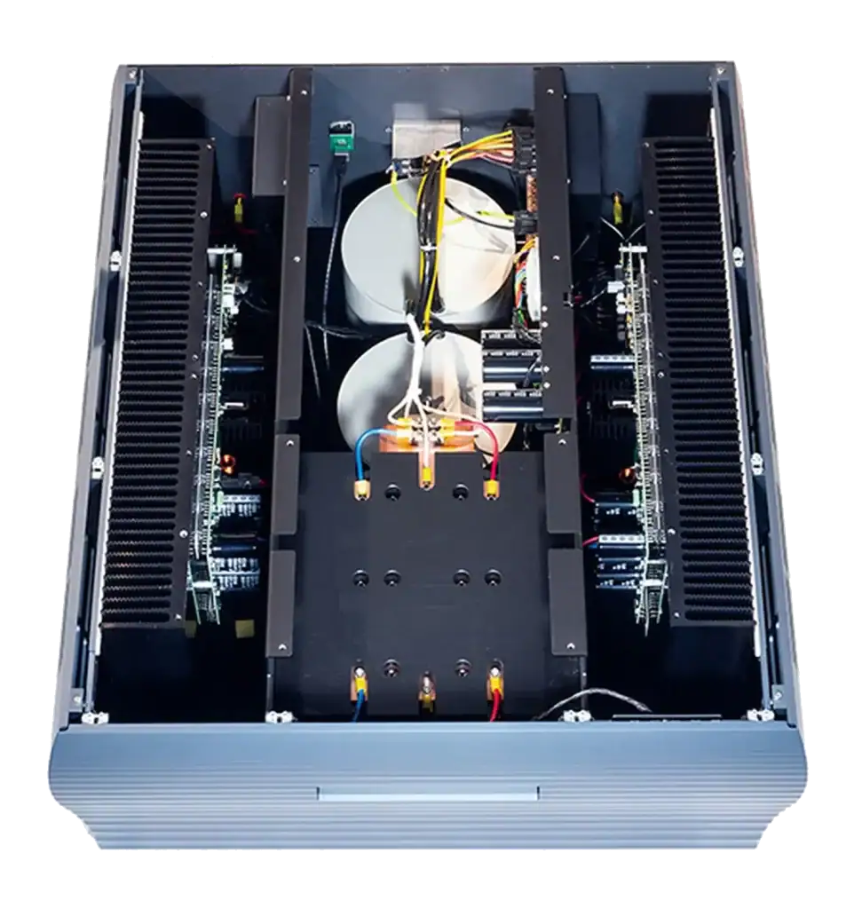 L'amplificateur de puissance stéréo Playback Designs SPA-8 avec le capot ouvert avec vue sur ses composants