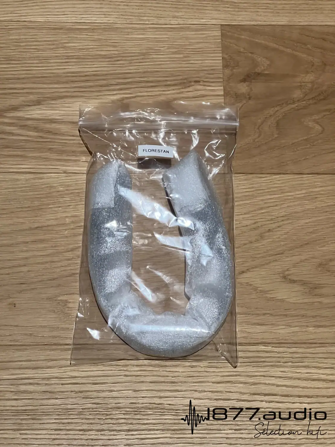 Verity Audio Florestan sachet contenant le câble de liaison dans sa protection entre les deux parties de l'enceinte