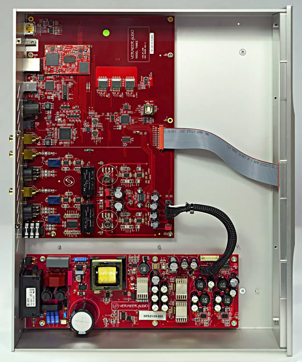 Vermeer Audio Three détail sur une carte interne de couleur rouge