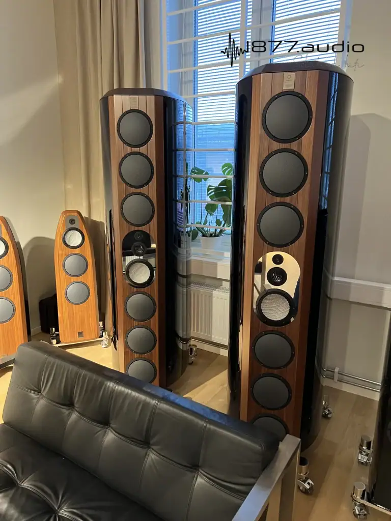 Marten Coltren Memento 2 derrière un canapé dans les locaux de Marten en Suède