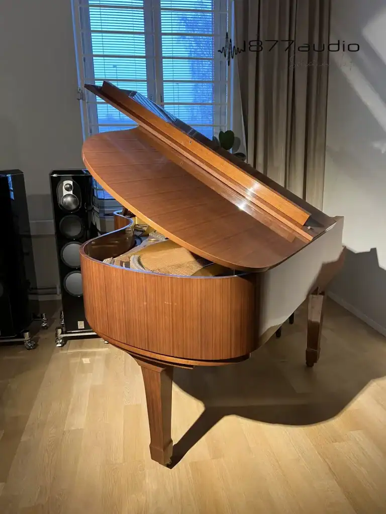 Piano dans la salle de présentation des produits de la marque suédoise Marten
