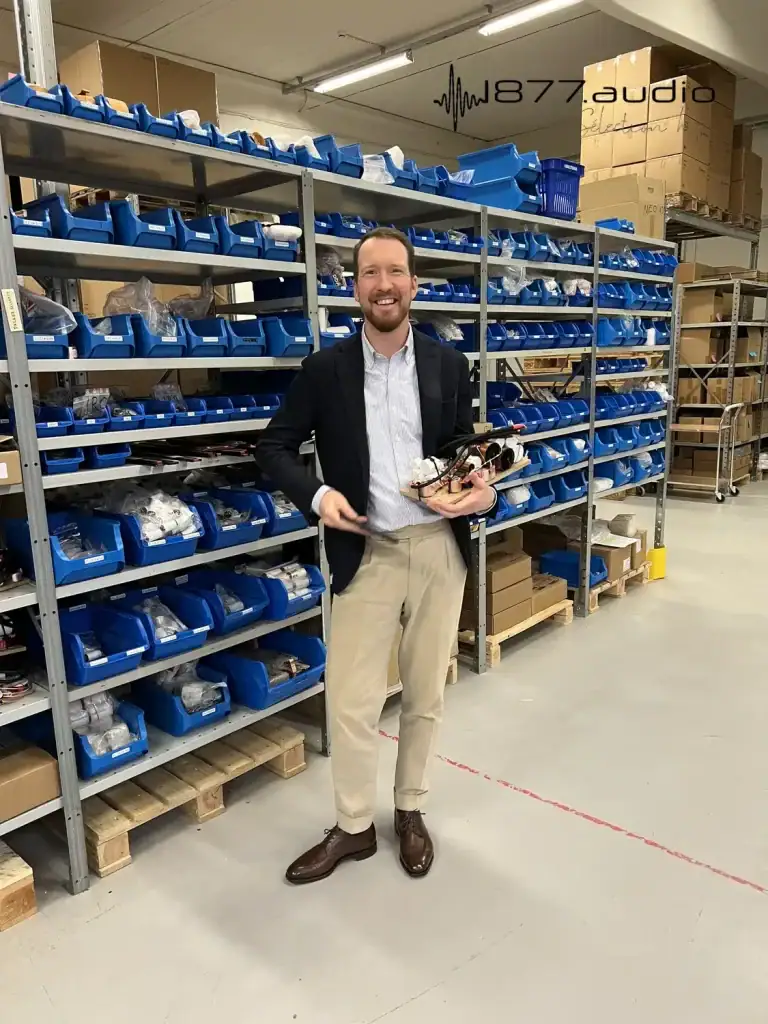 Martin tient un filtre devant l’étagère de stockage des composants électroniques