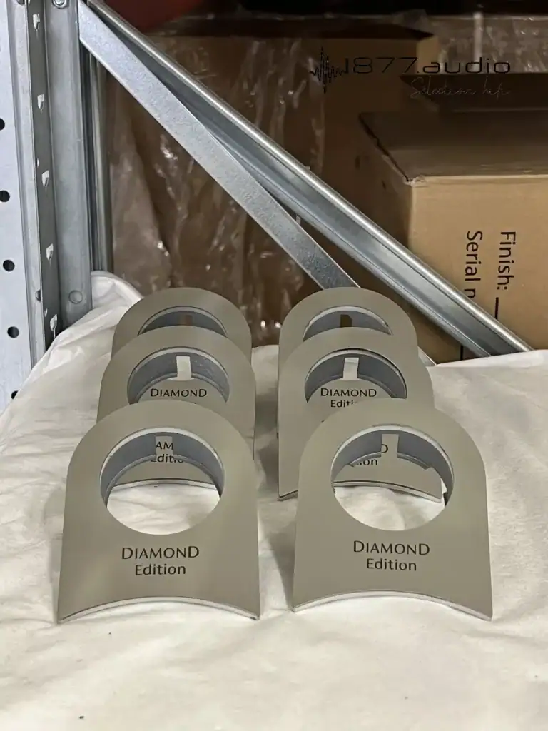 Inserts en métal destinés à entourer le tweeter des enceintes en finition Diamond Edition de Marten