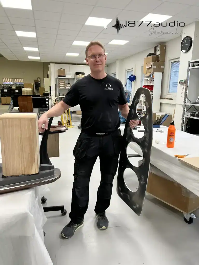 Kristian, le responsable du montage des gammes Coltrane et Mingus porte la (lourde) façade métallique d'une Coltrane Quintet