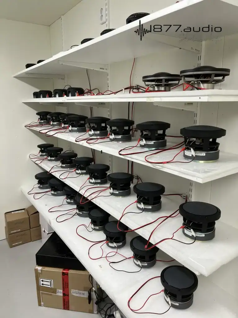 Étagères de haut-parleurs en cours de rôdage