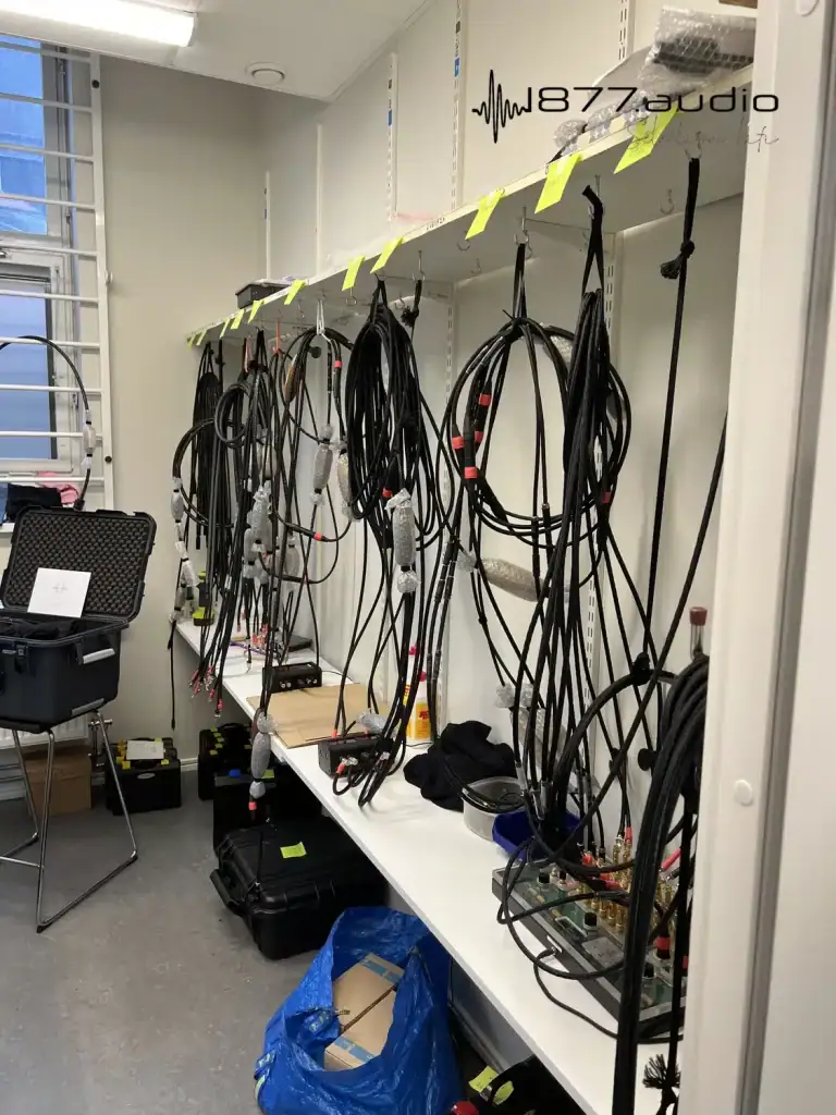 Câbles Jorma qui pendent en attente de rôdage