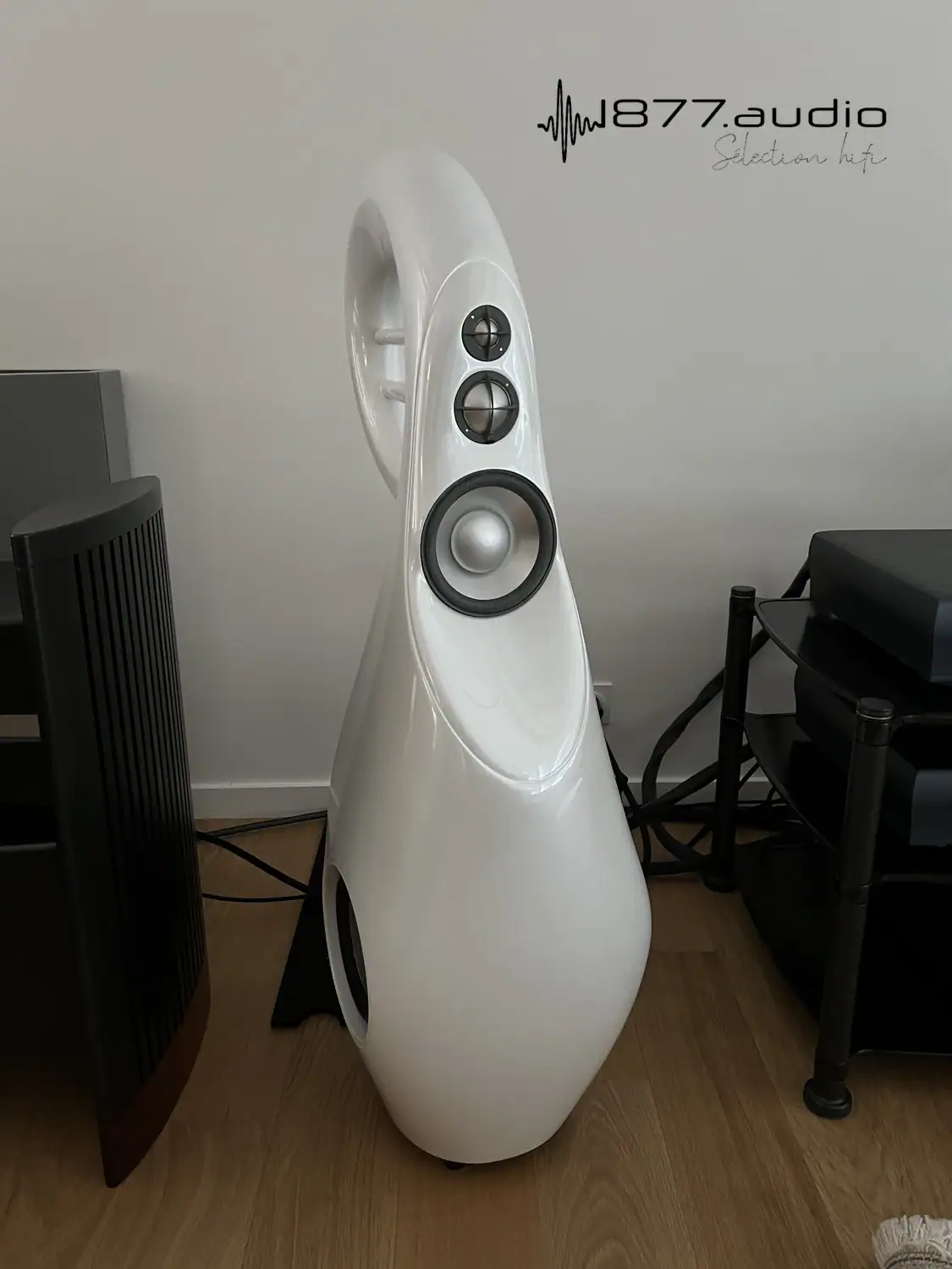 Vivid Audio Giya G3 S1 vue large avec un amplficateur Halcro à gauche et un rack sombre à droite