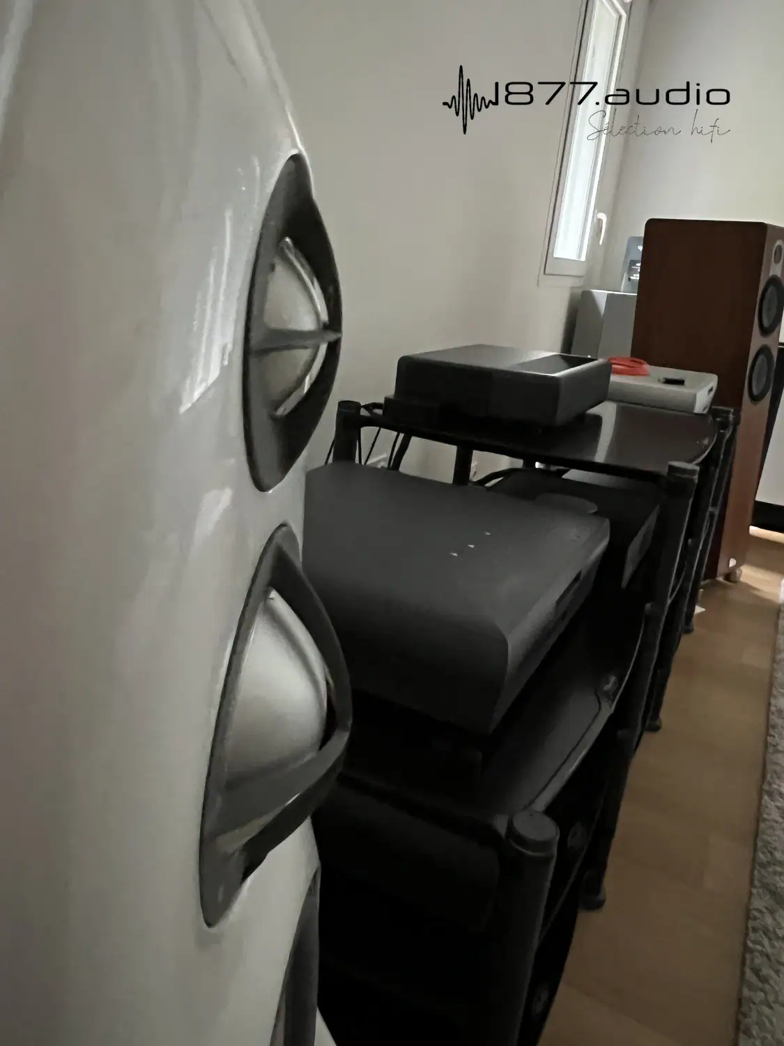 Vivid Audio Giya G3 S1 vue de côté avec un rack foncé en fond