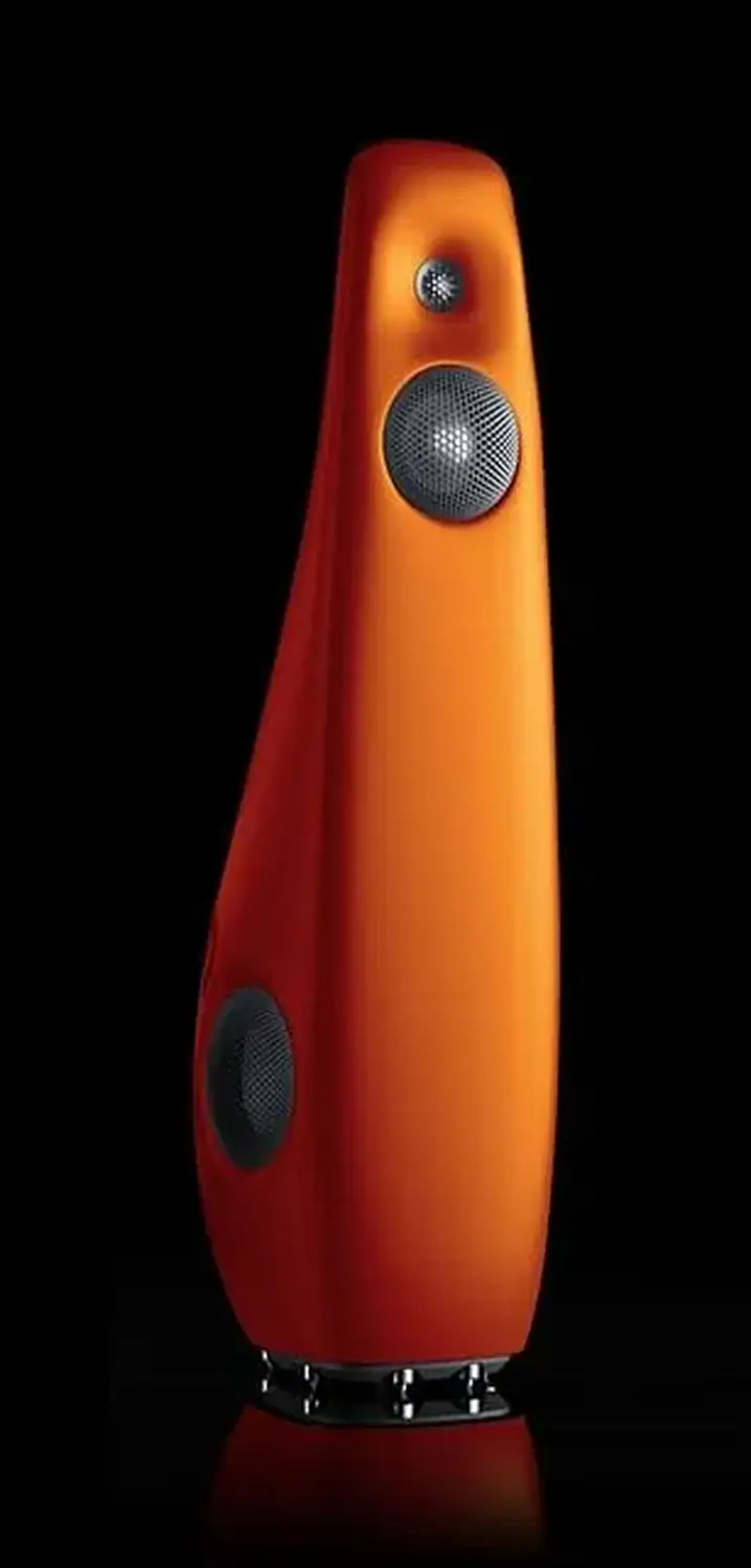 Vivid Audio Kaya 45 orange sur fond noir en plan rapproché