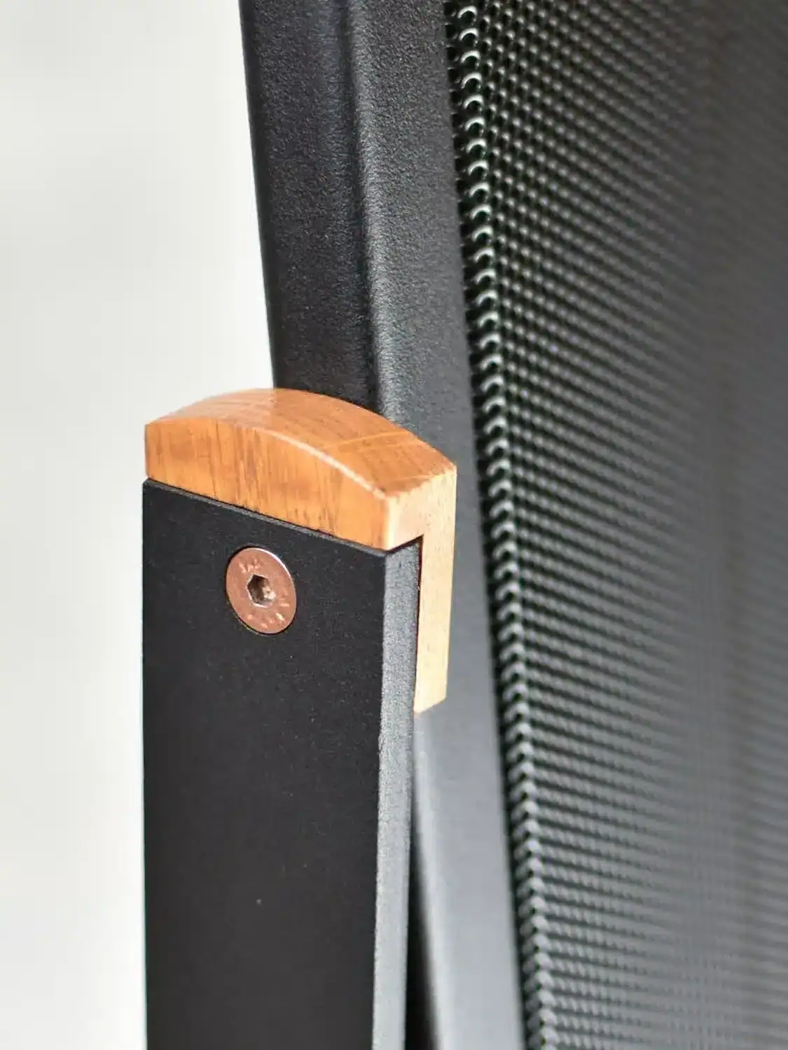 Diptyque Audio dp 107 détail de la liaison entre le pied et le panneau de l'enceinte