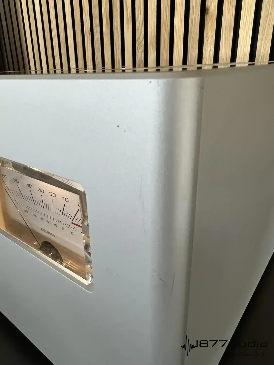 Luxman M-900u vue de l'arrête avant droite