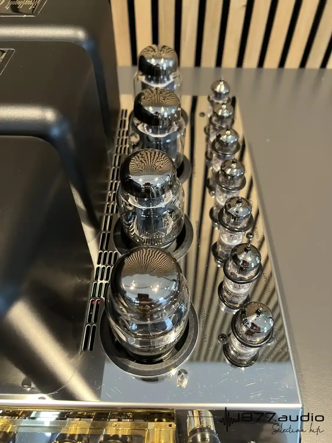 McIntosh m275 MKVI détail des différents tubes vus de face