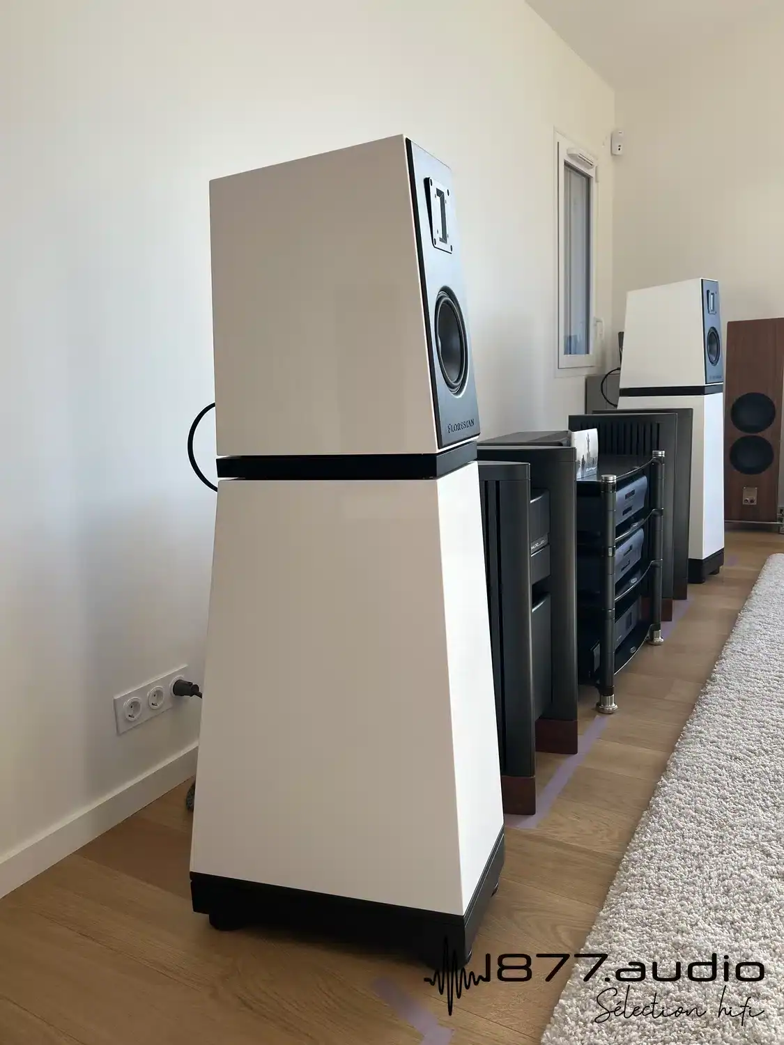 Verity Audio Florestan en situation, alignées devant un tapis épais
