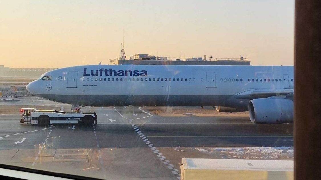 Ausblick auf den Lufthansa Flieger von der Panorama Lounge in Frankfurt