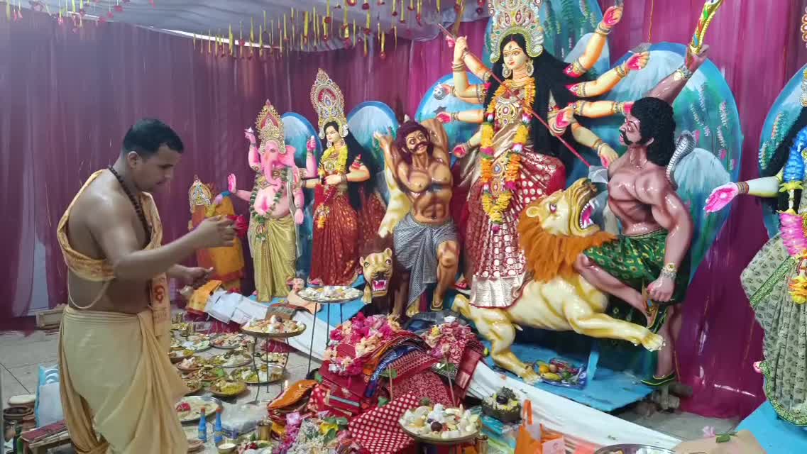 ব্রাহ্মণবাড়িয়ায় দুর্গাপূজার অষ্টমীতে মন্ডপে মন্ডপে পূণ্যার্থীদের ঢল