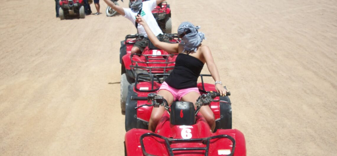 Quad Tour Ägypten Hurghada – Touristen fahren Quad in der Wüste bei Hurghada