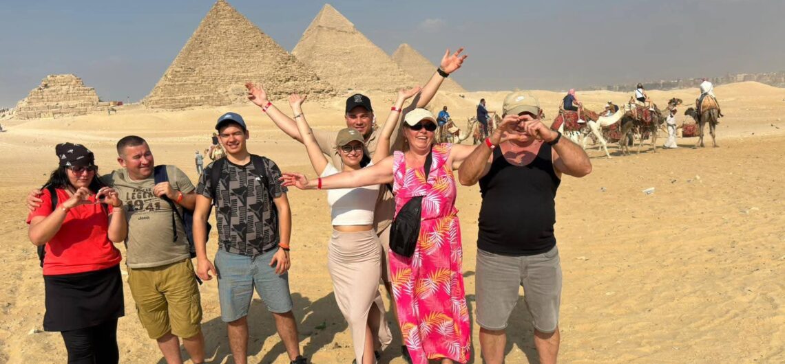 Familie bei den Pyramiden von Gizeh – Ausflüge Hurghada deutscher Anbieter