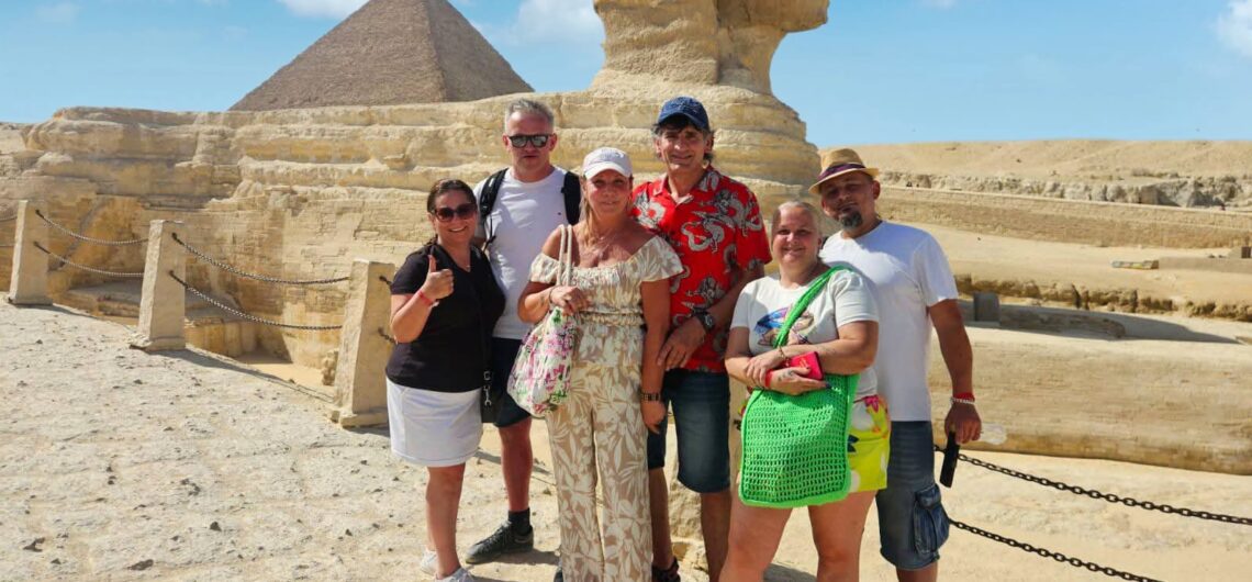 Was kann man in Hurghada machen – Familie bei den Pyramiden von Gizeh und der Sphinx
