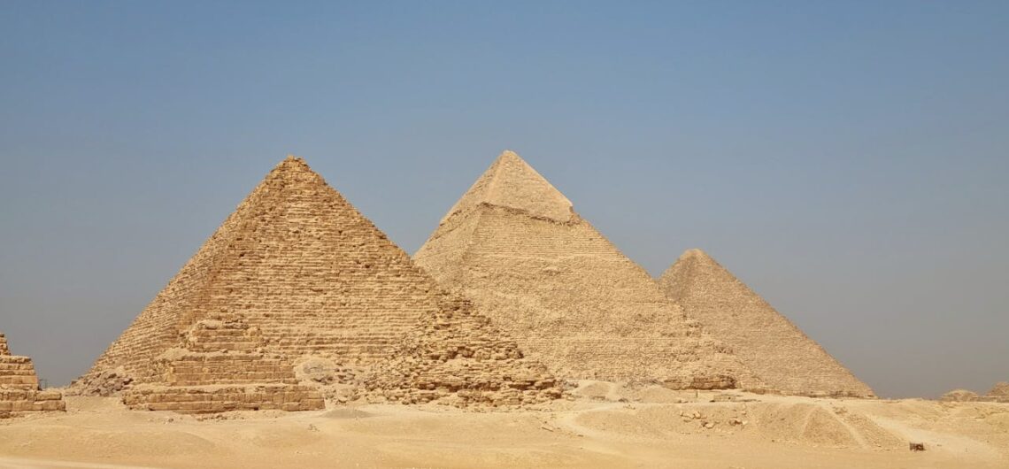 ein Foto von den 3 Pyramiden von Gizeh.eine Reise Kairo Pyramiden ist eigentlich ein Muss