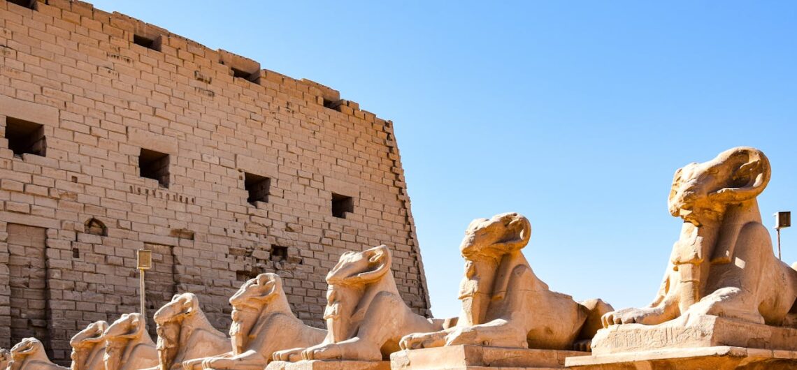 Soma Bay Ausflüge – Das Foto zeigt sehr schönen Blick auf die Sphinxallee im Karnak Tempel in Luxor
