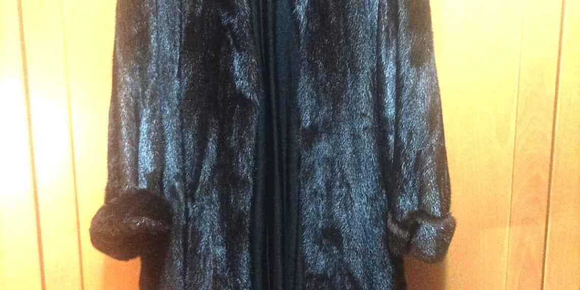 ABRIGO DE LOMOS DE VISON NEGRO