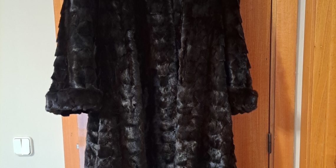 ABRIGO DE NUCAS DE VISON ESCANDINAVO