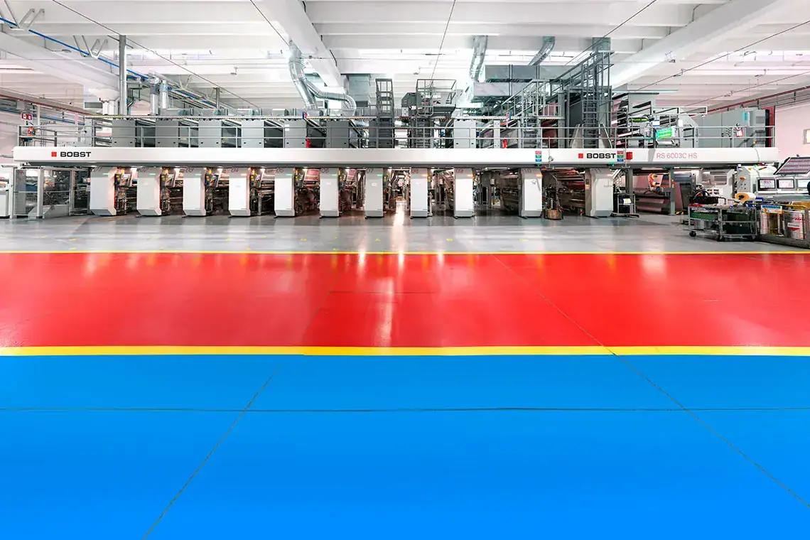 macchine da stampa rotocalco fino a 11 colori collocate in reparto con pavimento in resina e segnaletica differenziate per colori presso Sit Group San Marino