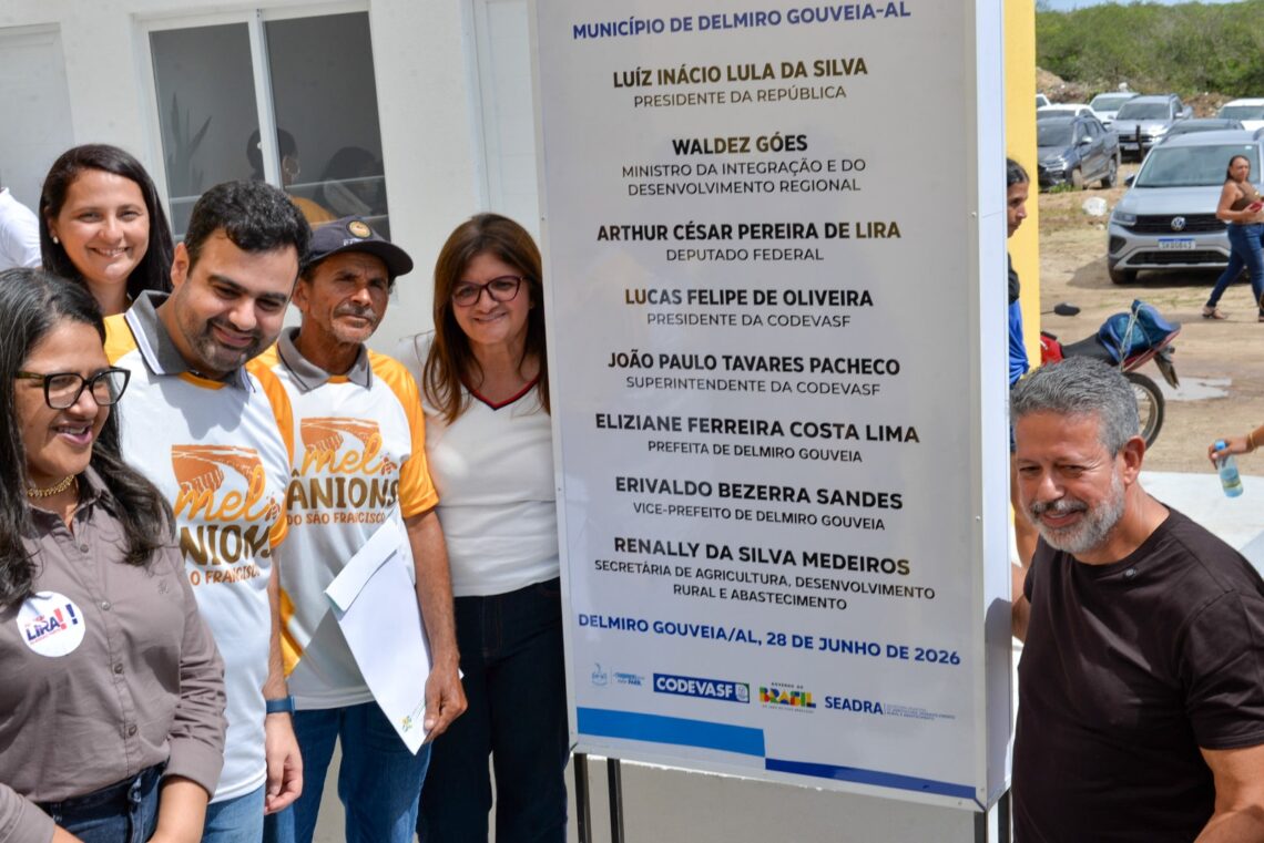 Inauguração da Casa do Mel em Delmiro Gouveia com participantes da cerimônia
