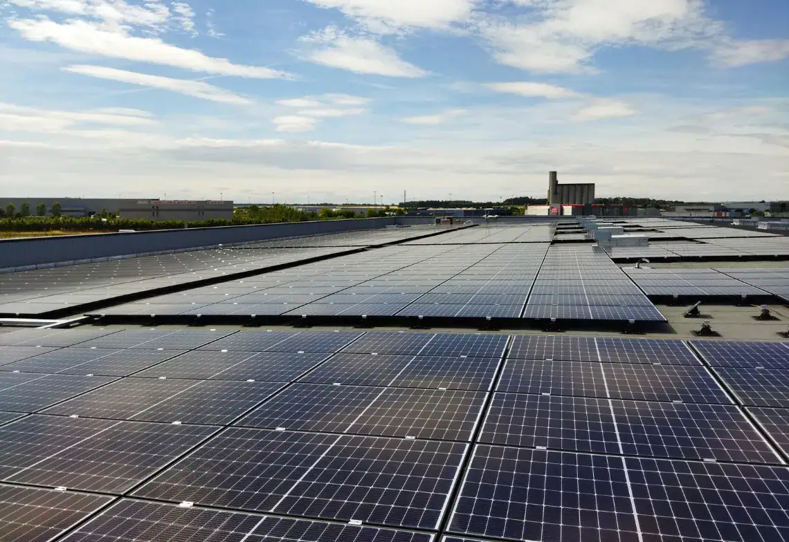 Toiture plate avec Panneaux solaires