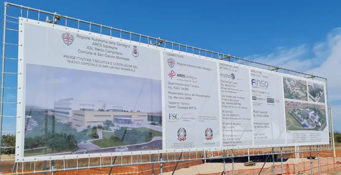 Cartello cantiere nuovo ospedale San Gavino Monreale Sardegna — pavimentazioni industriali massetti Prima Pavimenti Finso Fincantieri Infrastructure