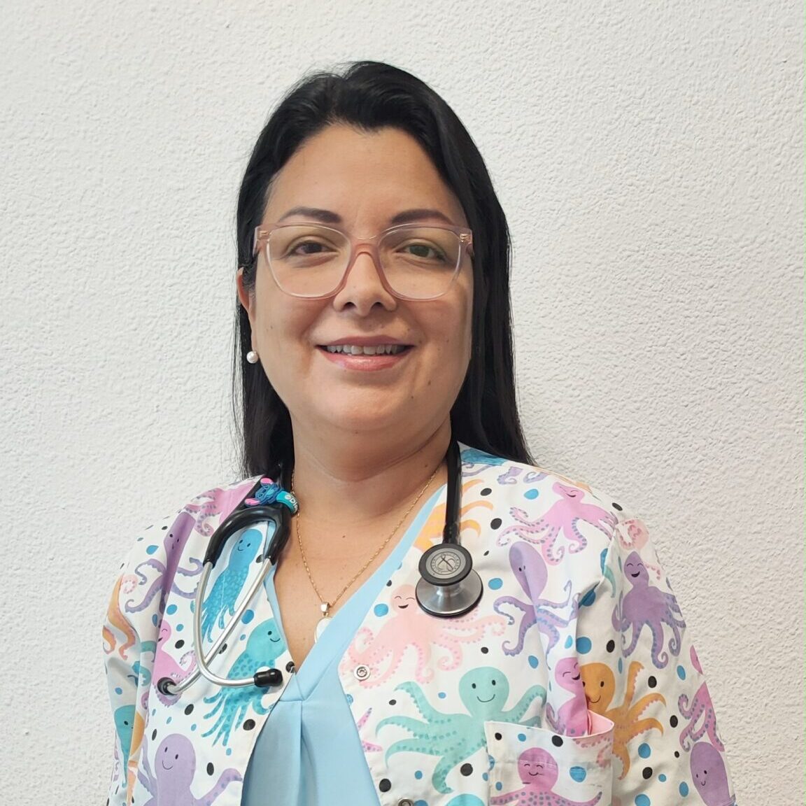 Mamá con bebé en brazos conversando con pediatra en consulta médica