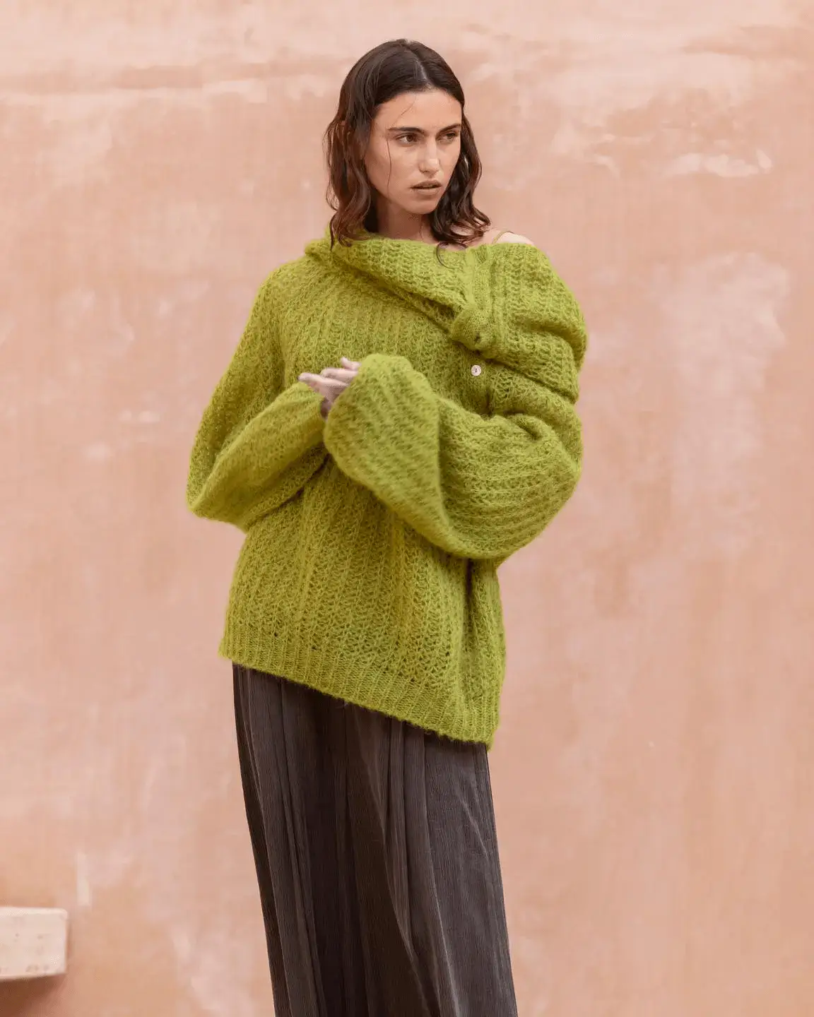 Modelo con jersey de punto verde de Mes Demoiselles Paris en look relajado, firma francesa de moda representada en España