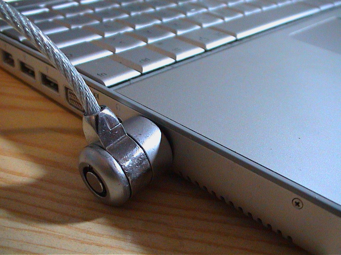 Kensington-Schloss an einem Macbook (Foto via Wikimedia)