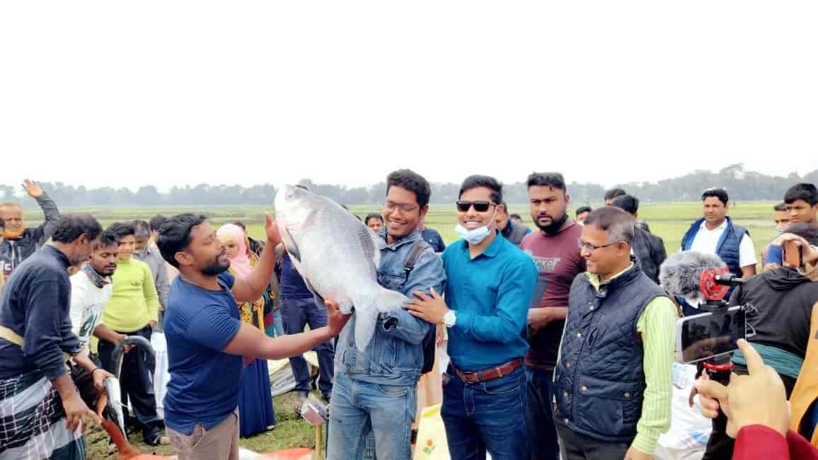 কালীগঞ্জে বিনিরাইলের মেলায় চলে জামাই-শ্বশুরের বড় মাছ কেনার প্রতিযোগিতা