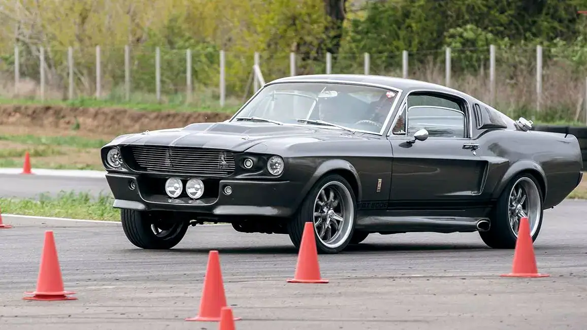 KANYARODÁSI TECHNIKÁK ÉS ÍVMEGVÁLASZTÁS – BIZTONSÁGOS VEZETÉSTECHNIKA MINDEN HELYZETBEN