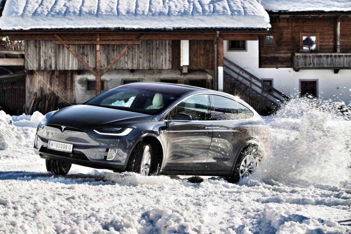 Lautlos aber mit Power testeten die 25 internationalen Journalisten das Tesla-Allrad-System im Tiefschnee-Parcours